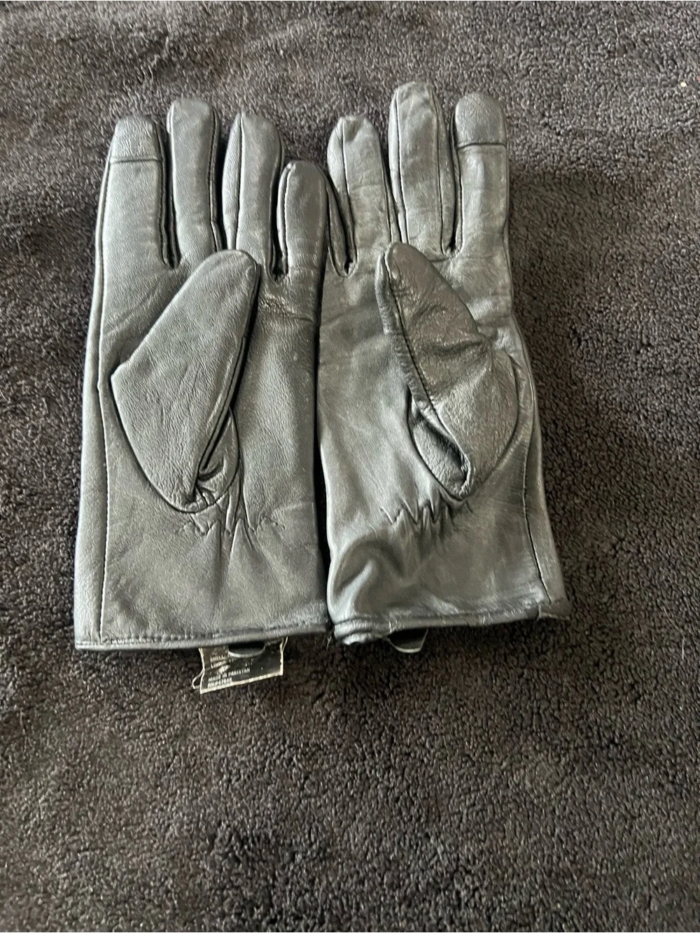 Used women’s Black leather gloves